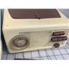 Image 8 : LOT OF VINTAGE SPEAKERS RADIOS RECORD PLAYERS ETC