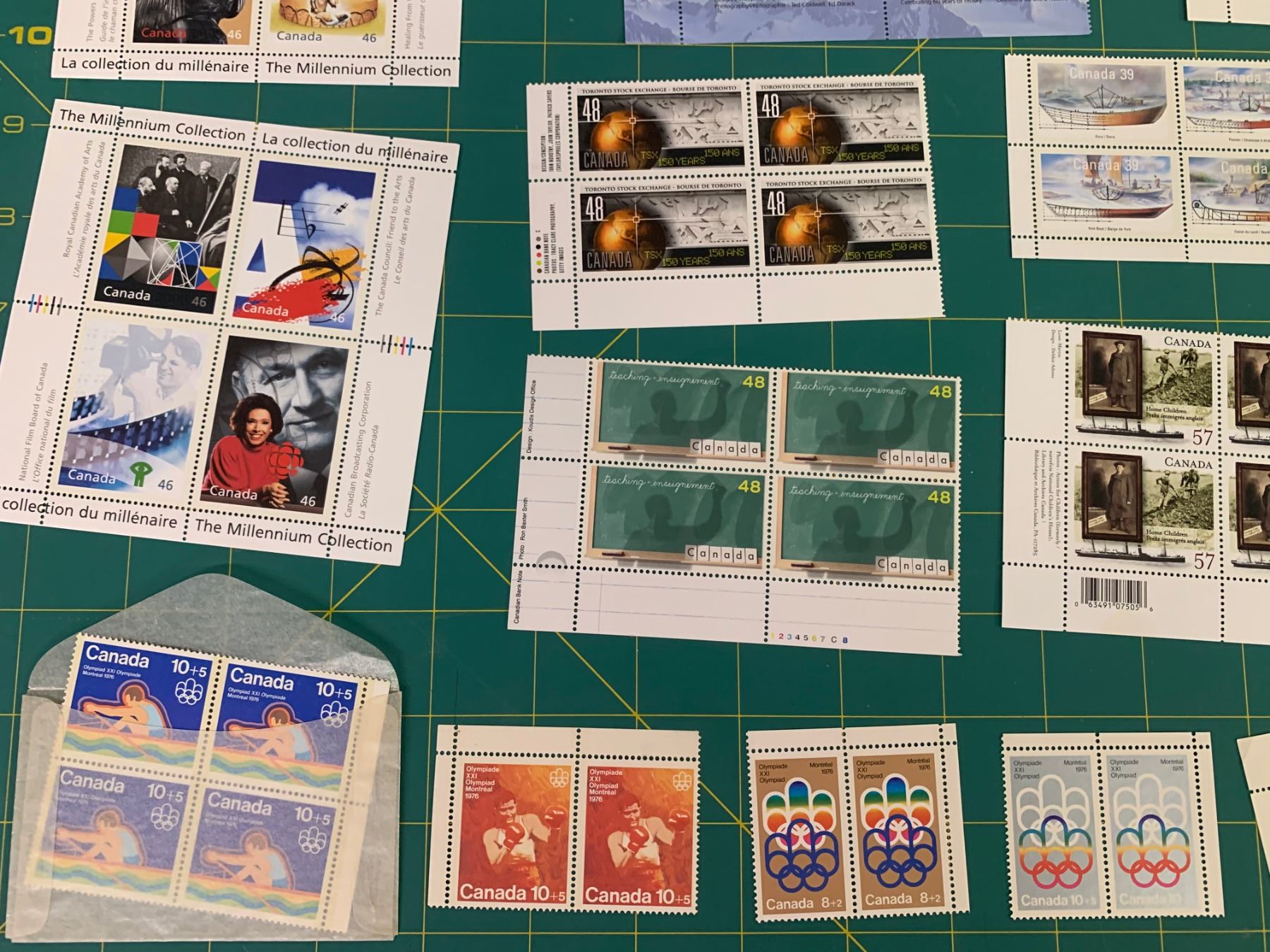 LOT OF VINTAGE CANADIAN POSTAGE STAMPS