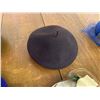 Image 4 : LOT OF VINTAGE LADIES HATS