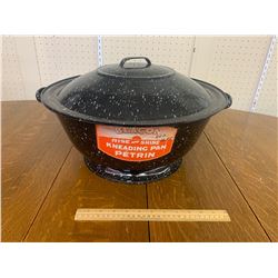 UNUSED VINTAGE BEACON RISE AND SHINE DOUGH KNEADING PAN