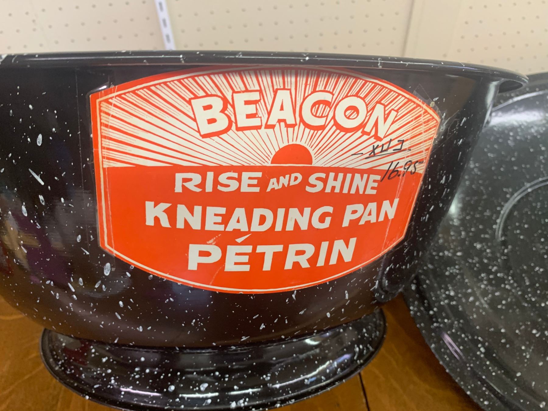 UNUSED VINTAGE BEACON RISE AND SHINE DOUGH KNEADING PAN