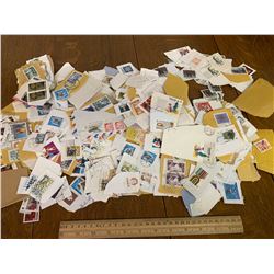 LOT OF USED CANADIAN POSTAGE STAMPS
