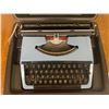 Image 3 : VINTAGE SEAR CELEBRITY TYPEWRITER AND CASE