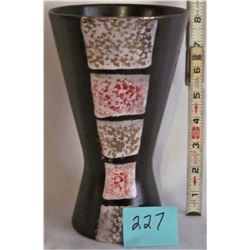 8.5" POTTERY VASE