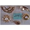 Image 1 : 5 ASSORTED GOLD TONED BROACHES