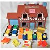 Image 2 : VINTAGE 1980'S FISHER PRICE 952 "LITTLE PEOPLE" HOUSE/ACCESSORIES