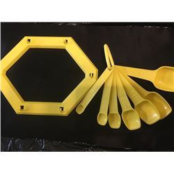 405-MINT 1970 STYLE TUPPERWARE CANADA MEASURING SPOON WITH HANGER