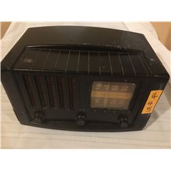 445-STROMBERY-CARLSON BATTERY OPERARTED RADIO RECEIVER 1940’S MODEL