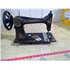 Image 10 : ANTIQUE SINGER SEWING MACHINE