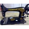 Image 8 : ANTIQUE SINGER SEWING MACHINE
