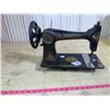 Image 9 : ANTIQUE SINGER SEWING MACHINE