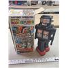 Image 2 : NEW IN BOX BATTERY OPERATED ROBOT (HONG KONG)