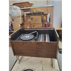 SILVERTONE 1960'S ERA RECORD PLAYER & RADIO -WORKING