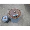 Image 5 : 2 OLD METAL GAS CANS