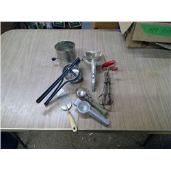 LOT OF VINATEG KITCHEN RELATED ITEMS