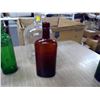 Image 6 : LOT OF RED BOTTLES AND GLASS JUGS