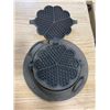 Image 4 : VINTAGE GERMAN CAST IRON STOVE TOP WAFFLE MAKER (5 HEART STYLE)