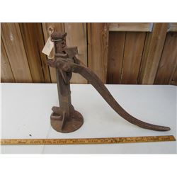 ANTIQUE CAST IRON JACK AUTO OR TRACTOR