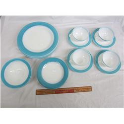 18 PIECES OF PYREX BLUE AND WHITE NO DAMAGE