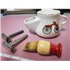 Image 2 : 2X GILETTE RAZORS/SOAP MUG/BRUSH