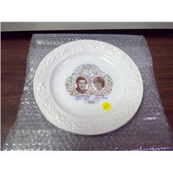 1981 ROYAL WEDDING OF PRINCE CHARLES AND PRINCESS DIANA DINNER PLATE. PORTRAITS AT CENTRE WITH ELABO
