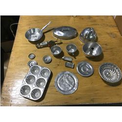 2 CUPS + PAN + PLATES (TIN) VINTAGE CHILDRENS SET
