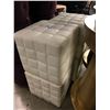 Image 1 : 4 WHITE TUFTED CUBE SHAPE STOOLS