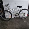 Image 1 : WHITE PATHFINDER BIKE