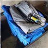 Image 1 : 3 TARPS 4X6 8X10 AND 10X12 AND BOTTLE JACK