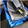 Image 4 : 3 TARPS 4X6 8X10 AND 10X12 AND BOTTLE JACK