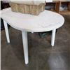 Image 5 : Plastic elongated patio table, plastic carboy and crate