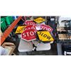 Image 1 : 7 stop/ slow signs