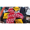 Image 2 : 7 stop/ slow signs