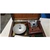 Image 2 : VINTAGE CIRO 35 CAMERA WITH ACCESSORIES IN CUSTOM WOOD BOX