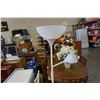 Image 2 : WHITE FLOOR LAMP WITH ADJUSTABLE READING LAMP AND PINEAPPLE TABLE LAMP