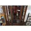 Image 2 : VINTAGE 2 PIECE CHINA CABINET