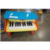 Image 2 : MELINDA AND DOUG KIDS PIANO AND BEAD LOOM KIT
