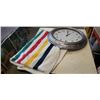 Image 1 : HUDSON BAY POLYESTER BLANKET AND DECORATIVE WALL CLOCK