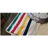 Image 2 : HUDSON BAY POLYESTER BLANKET AND DECORATIVE WALL CLOCK