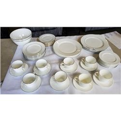 ROYAL DOULTON SIGNATURE PLATINUM 8 CUPS AND SAUCERS AND 8 PLACE SETTING PLATES, 8 ROYAL DOULTON SIMP