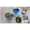 Image 2 : LARGE LOT OF ESTATE ART GLASS PAPER WEIGHTS