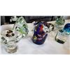 Image 4 : LARGE LOT OF ESTATE ART GLASS PAPER WEIGHTS