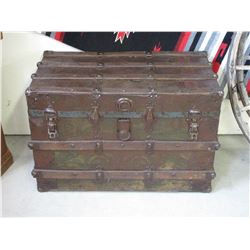 Ribbed Flattop Trunk- 32" W X 21.5H X 18.5"D