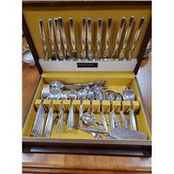 ONIEDA SILVERSMITH FLATWARE SET IN BOX
