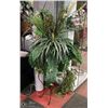 Image 1 : PLANT STAND AND LARGE PLANT