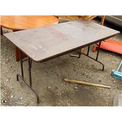 FOLDING TABLE