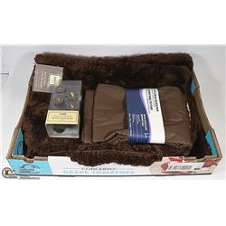 FLAT W/ 2 NEW BATH MATTS - 1 RECTANGLE