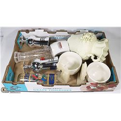 LARGE FLAT WITH DECORATIVE VASE/DECOR,