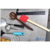 Image 8 : Kitchen Utensils & Cutting Board