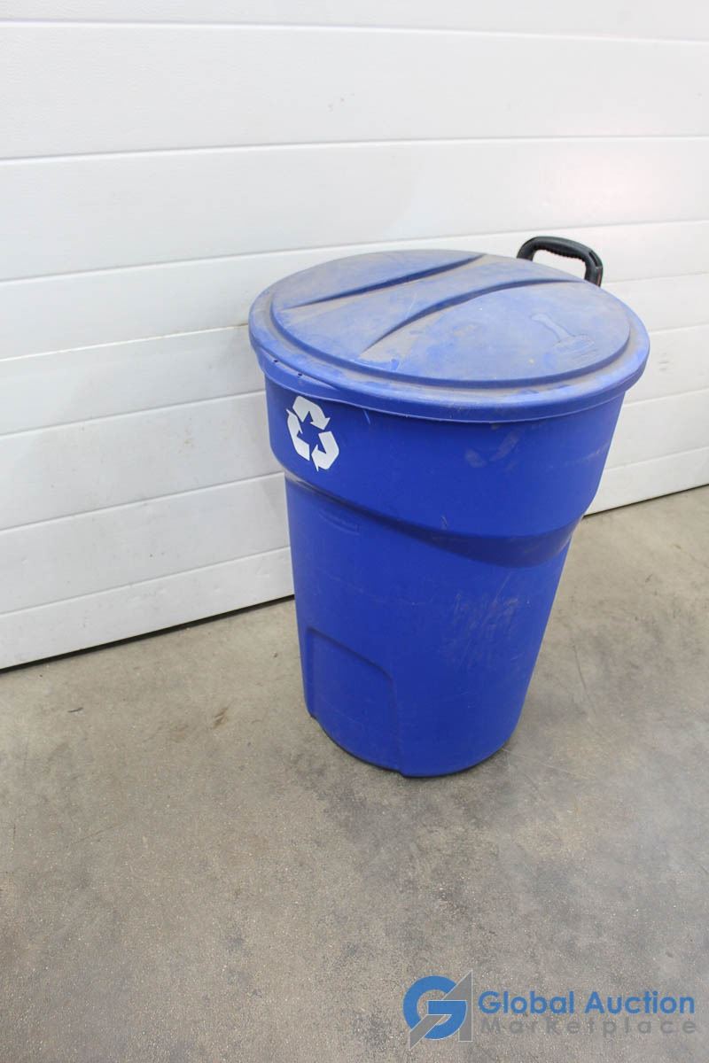 **Rubbermaid Roughneck 32 Gallon Wheeled Recycling Bin w/Lid